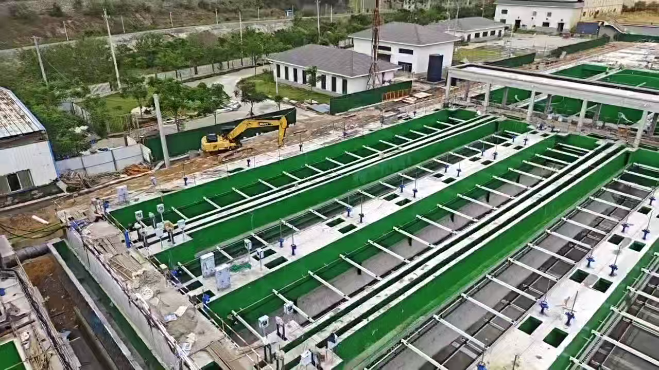 The lightweight design of the sludge scraping equipment makes the installation cost lower