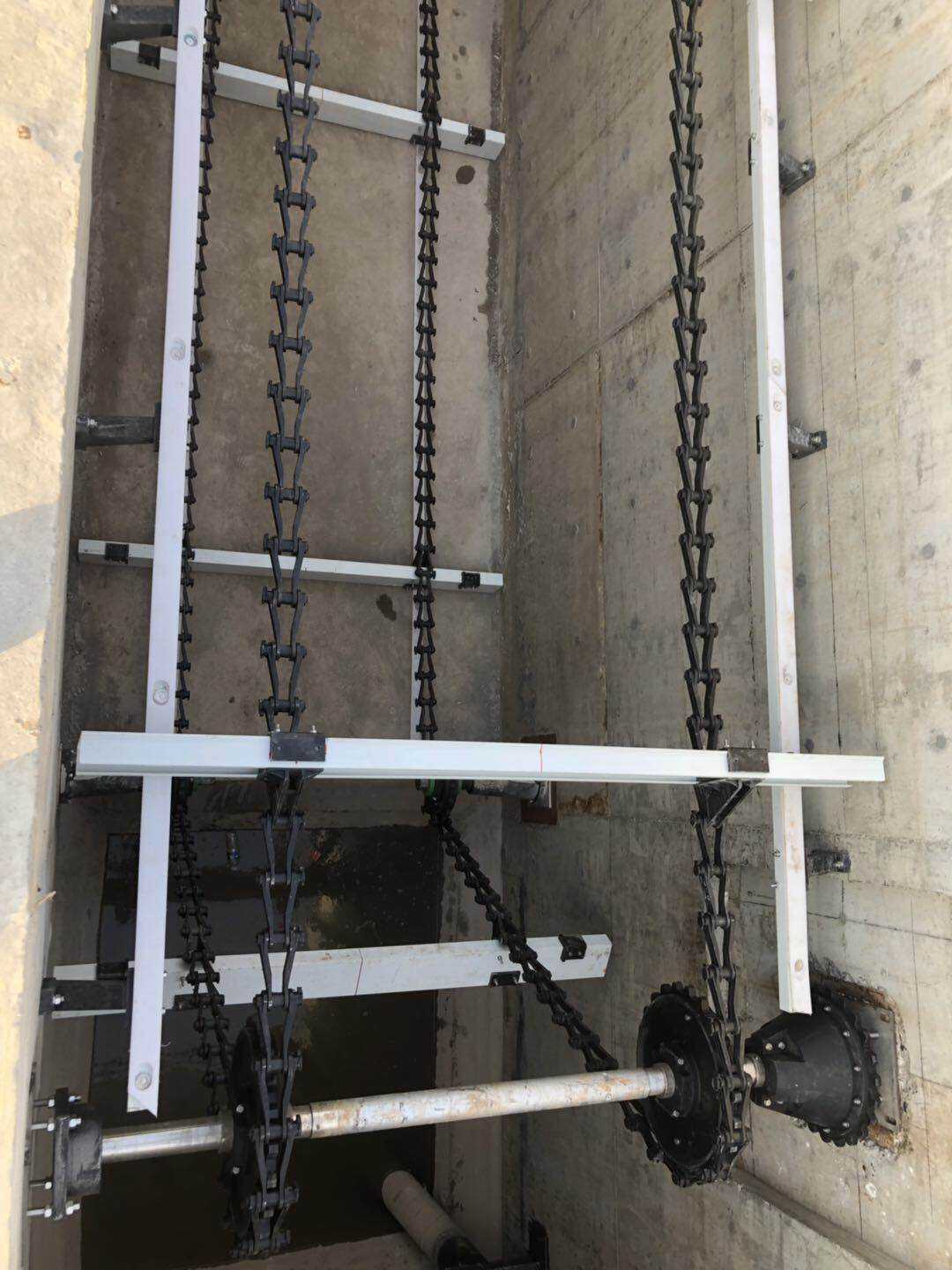 Sistema integrado de rastrillo y eliminación de escoria para plantas de tratamiento de aguas residuales