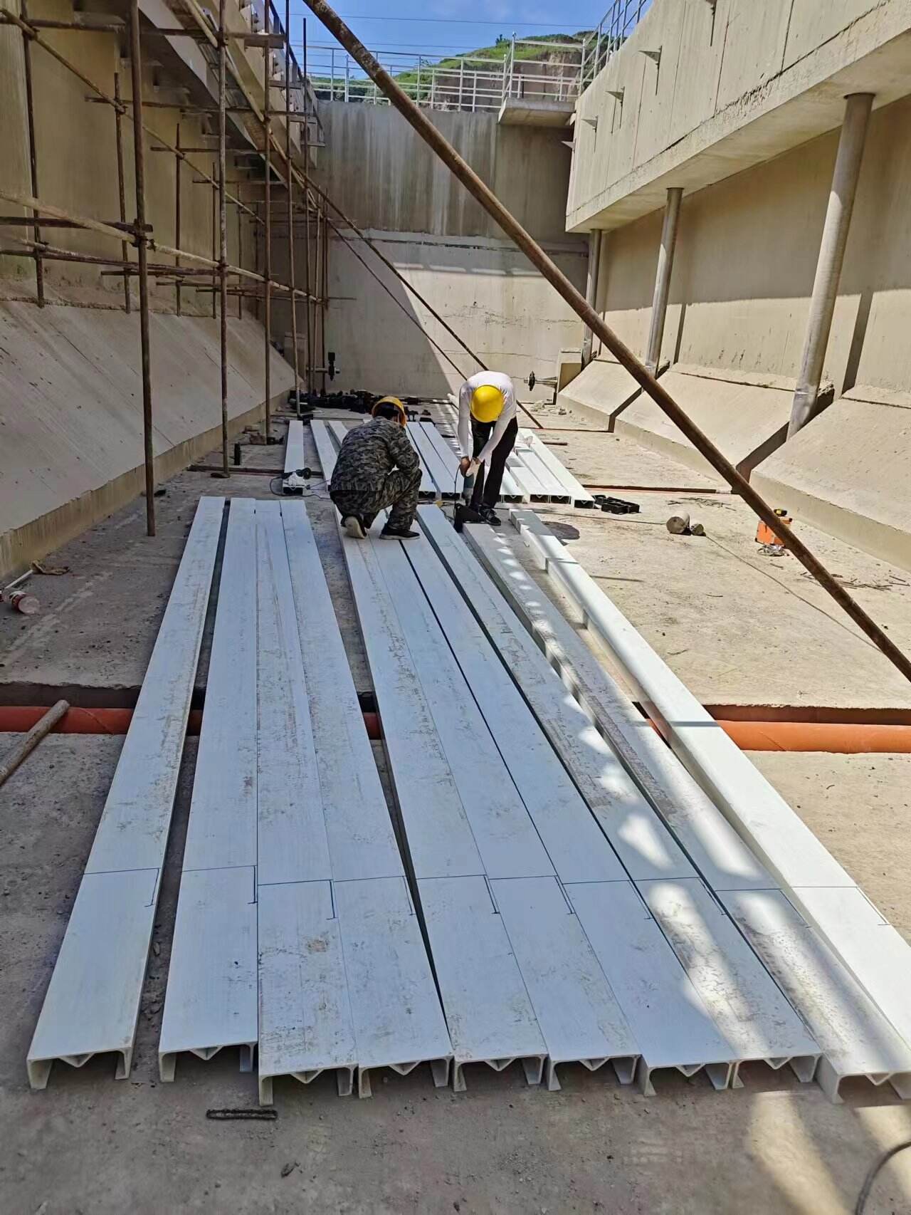 Suntem compania dvs. de încredere pentru tratarea apelor uzate, specializată în racloare pentru nămol