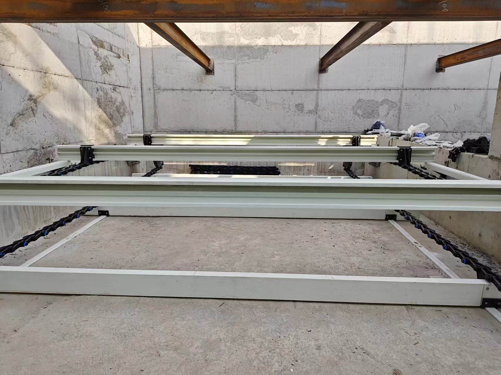 Does the mud scraper have low energy consumption and long service life?