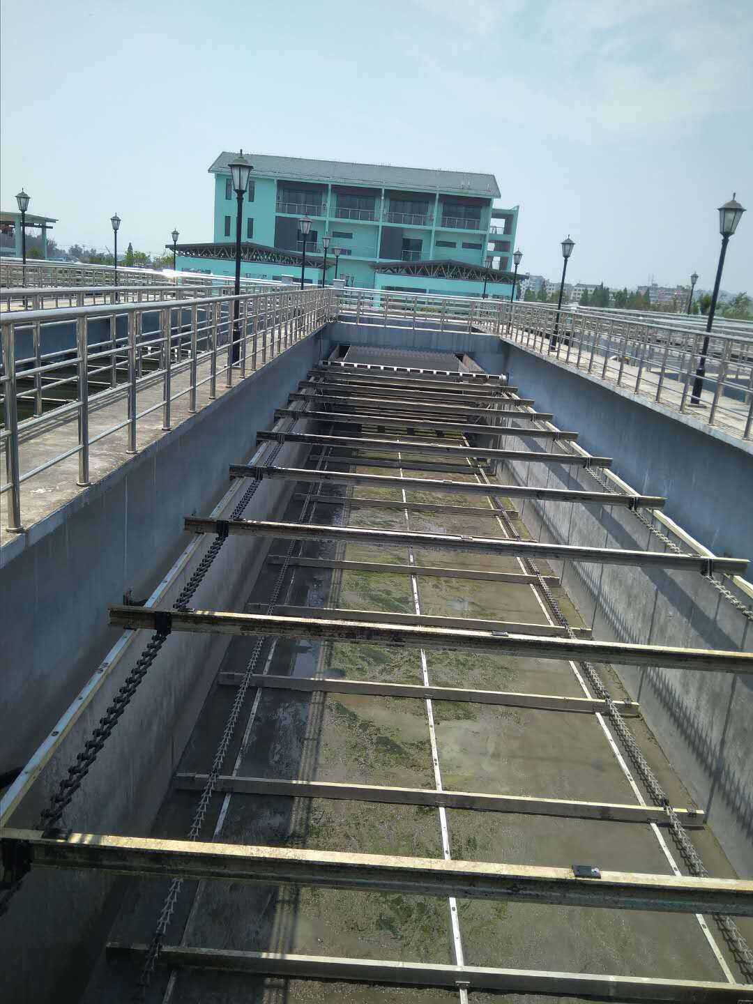 Els raspadors no metàl·lics compleixen les exigències estrictes de les plantes depuradores d’aigües residuals.