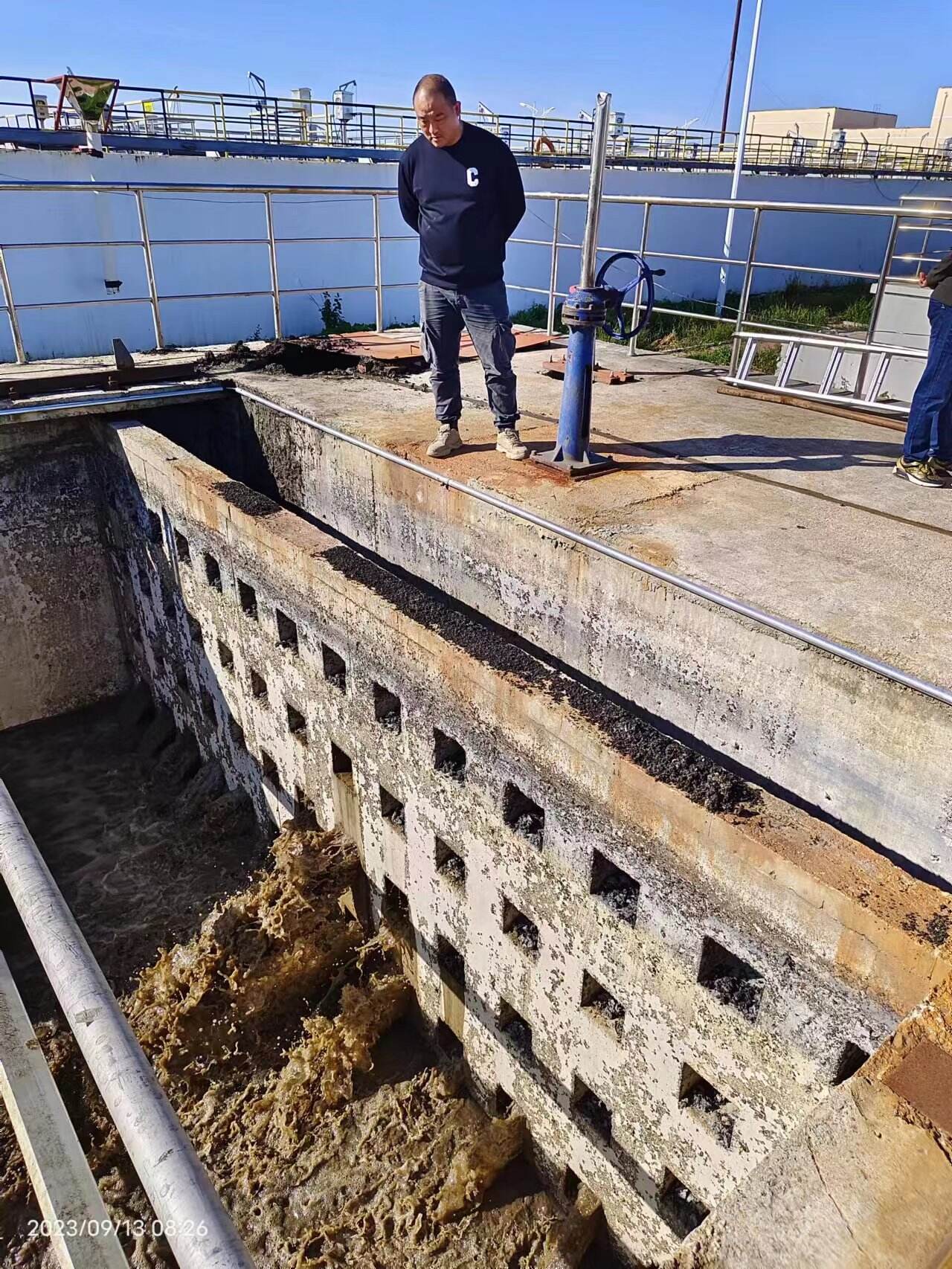 Scraperul nostru ușor din material nemetalic pentru nămol: Un dispozitiv ușor pentru tratarea apelor uzate