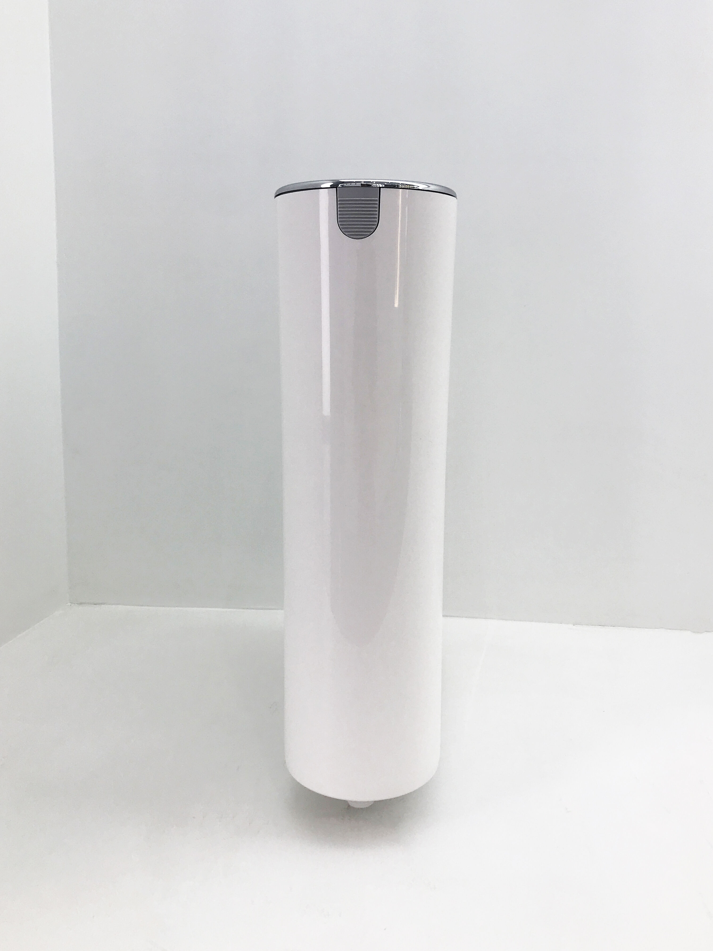 Почему стоит выбрать настенный узкий бачок для унитаза в современном дизайне ванной комнаты?