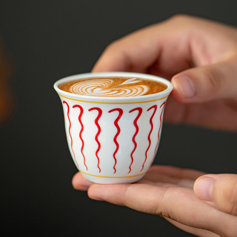 Ongeëwensde vakmanskap in kleinmaat koffiebeker