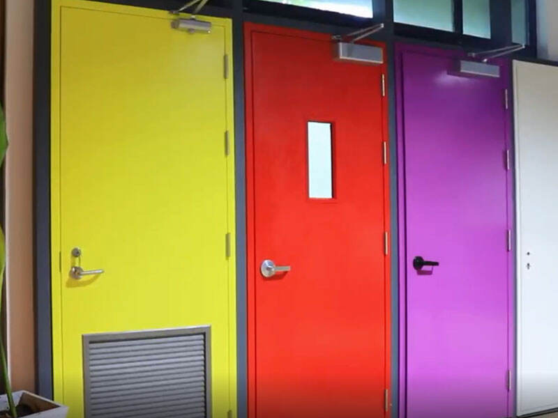 How does a steel fire door work with UL listed hardware