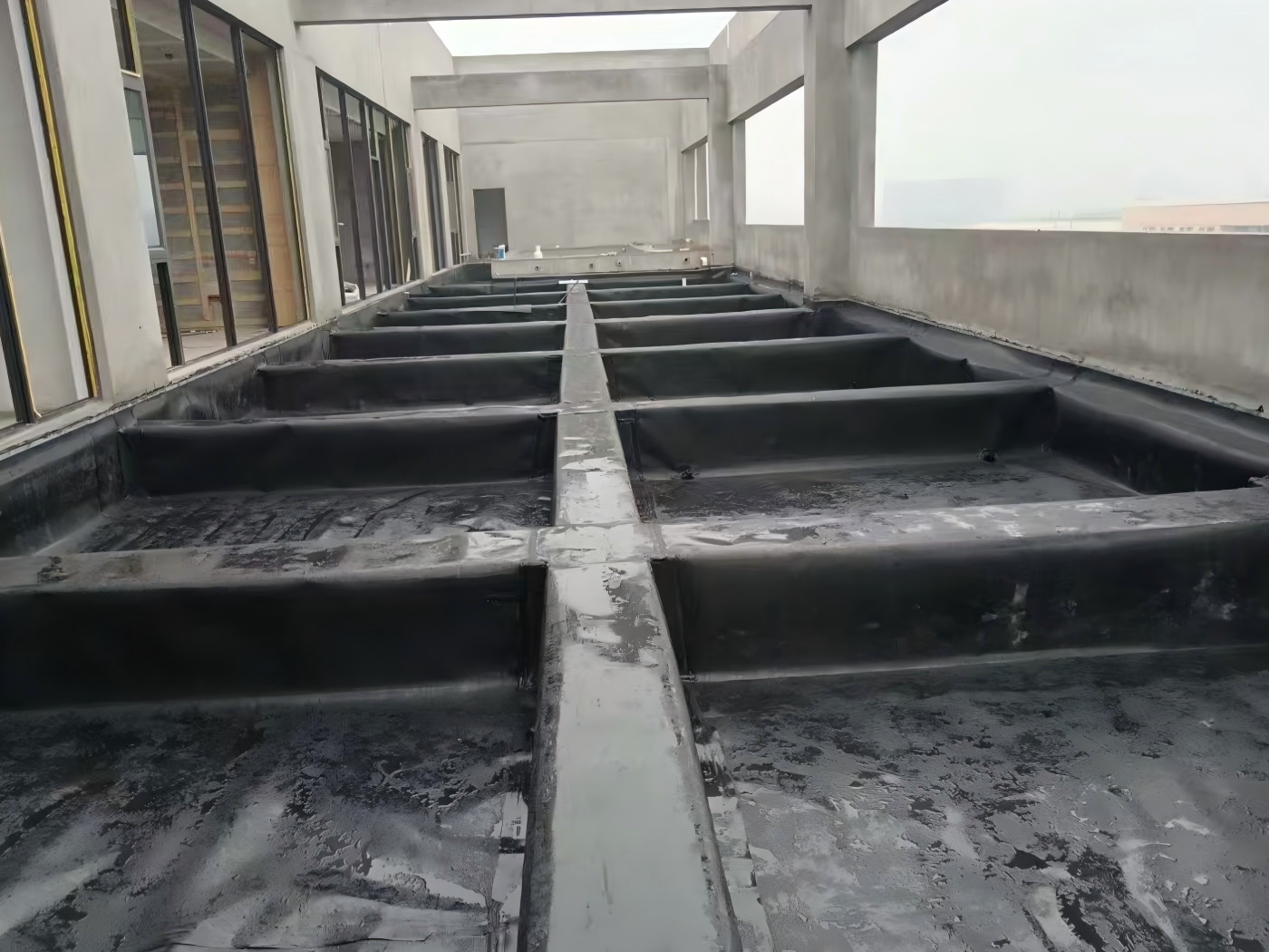 מברנה גיאו-פוליאתילן בצפיפות גבוהה (HDPE): פתרון ל İzumanת גגות מבנים ואגירת מים
