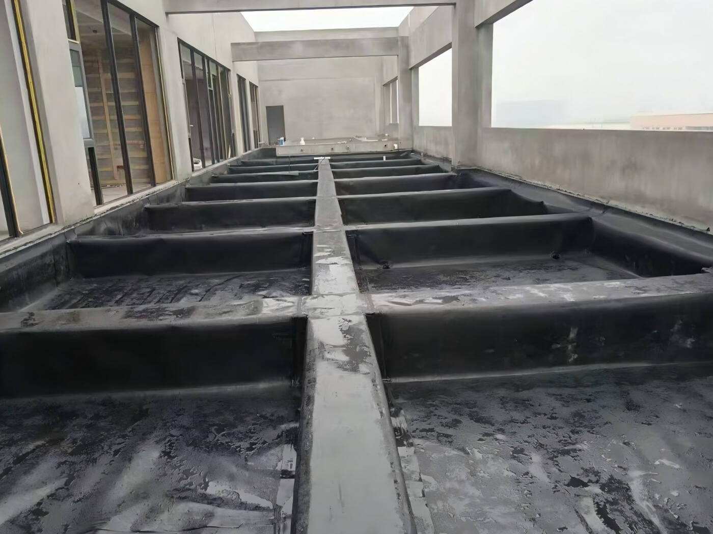 Geomembrana in HDPE: Soluzione impermeabilizzante per tetti edifici e serbatoi di accumulo idrico
