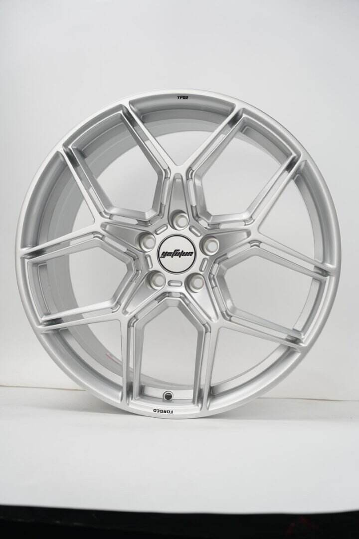 Hebei Zhihu can customize hot-selling forged aluminum alloy wheels Lightweight and high quality fine flash silver passenger car wheels factory