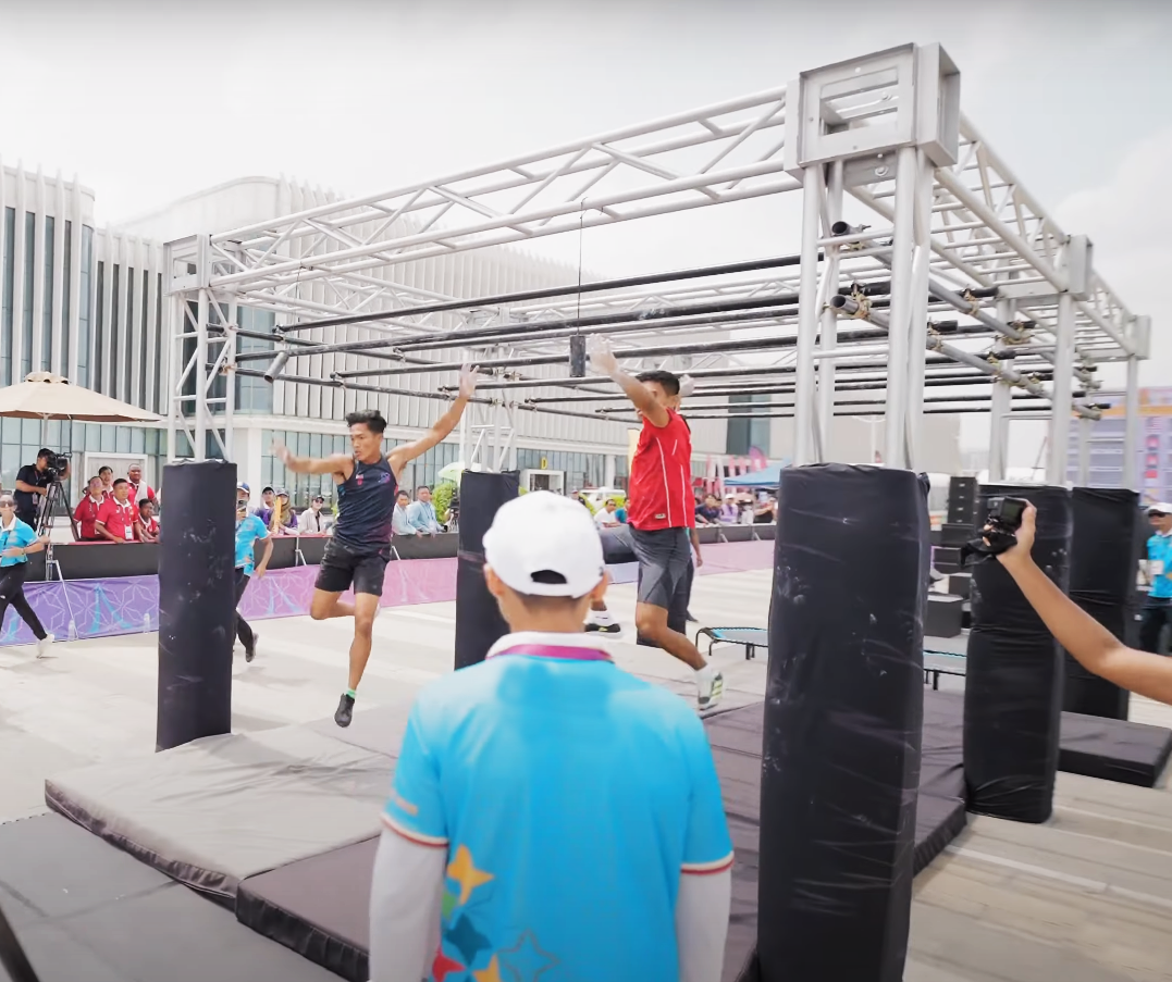 OCR 100m Obstacle–Monkey Bars7.png
