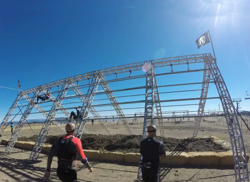 安全な屋外障害物コースを構築するための主要コンポーネント。