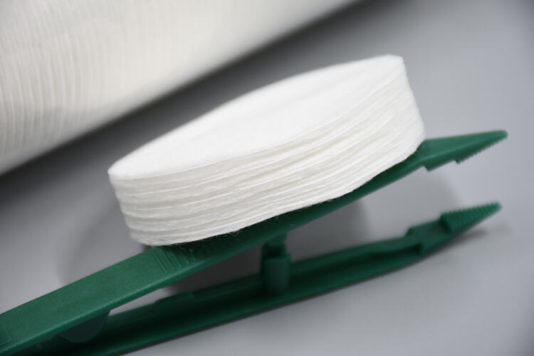 Шта прави округле козметичке падице од памука идеалним за уклањање шминке?