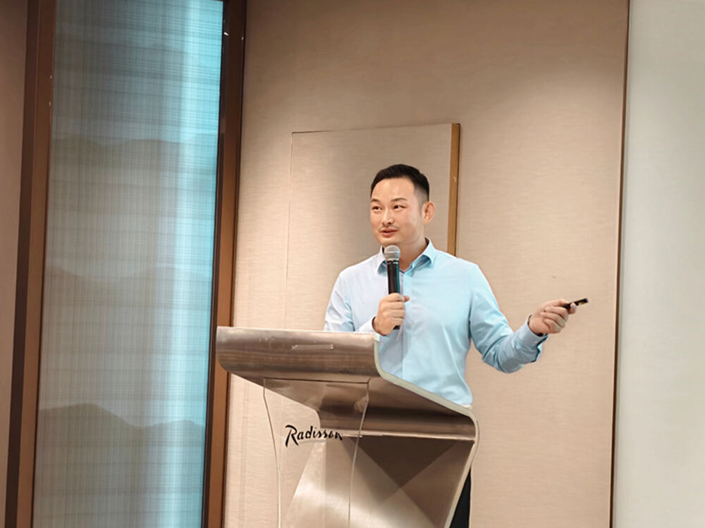 Předseda SEPPES Yang Yuanjia představil klíčovou zprávu o globální značkové strategii na summitu Alibaba.com pro zahraniční obchod