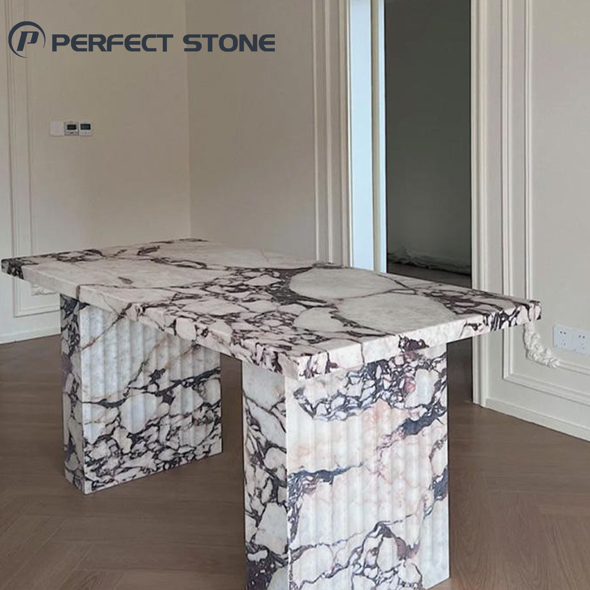 میز غذاخوری از مرمر طبیعی کالاکاتا ویولا PerfectStone به‌صورت عمده برای پروژه‌های ویلایی و هتلی باکیفیت بالا
