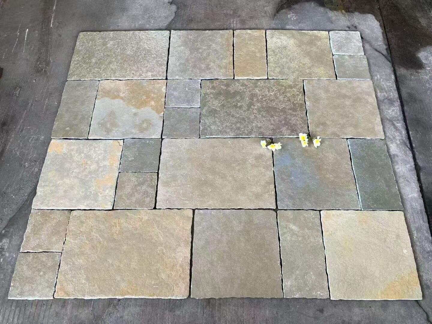 Vytvořte krásný exteriér domu pomocí dlaždic z vápence pro fasádní stěny