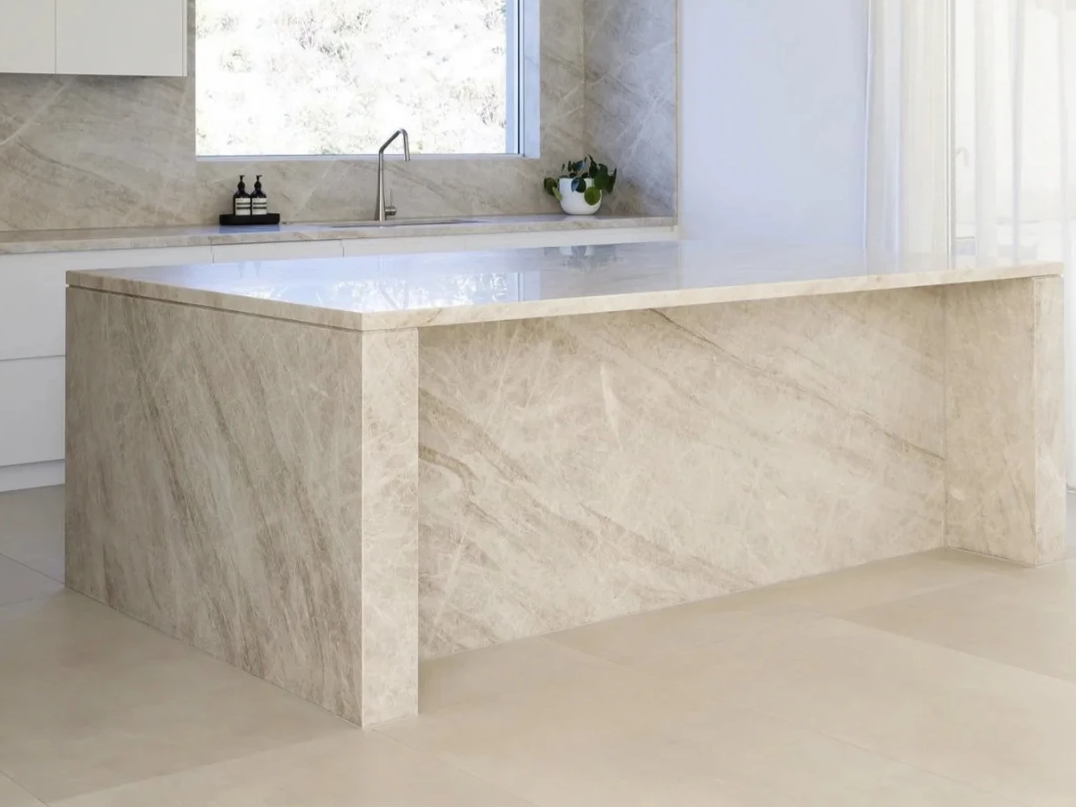 Como o Quartzito Taj Mahal se Compara ao Mármore em Durabilidade e Manutenção?