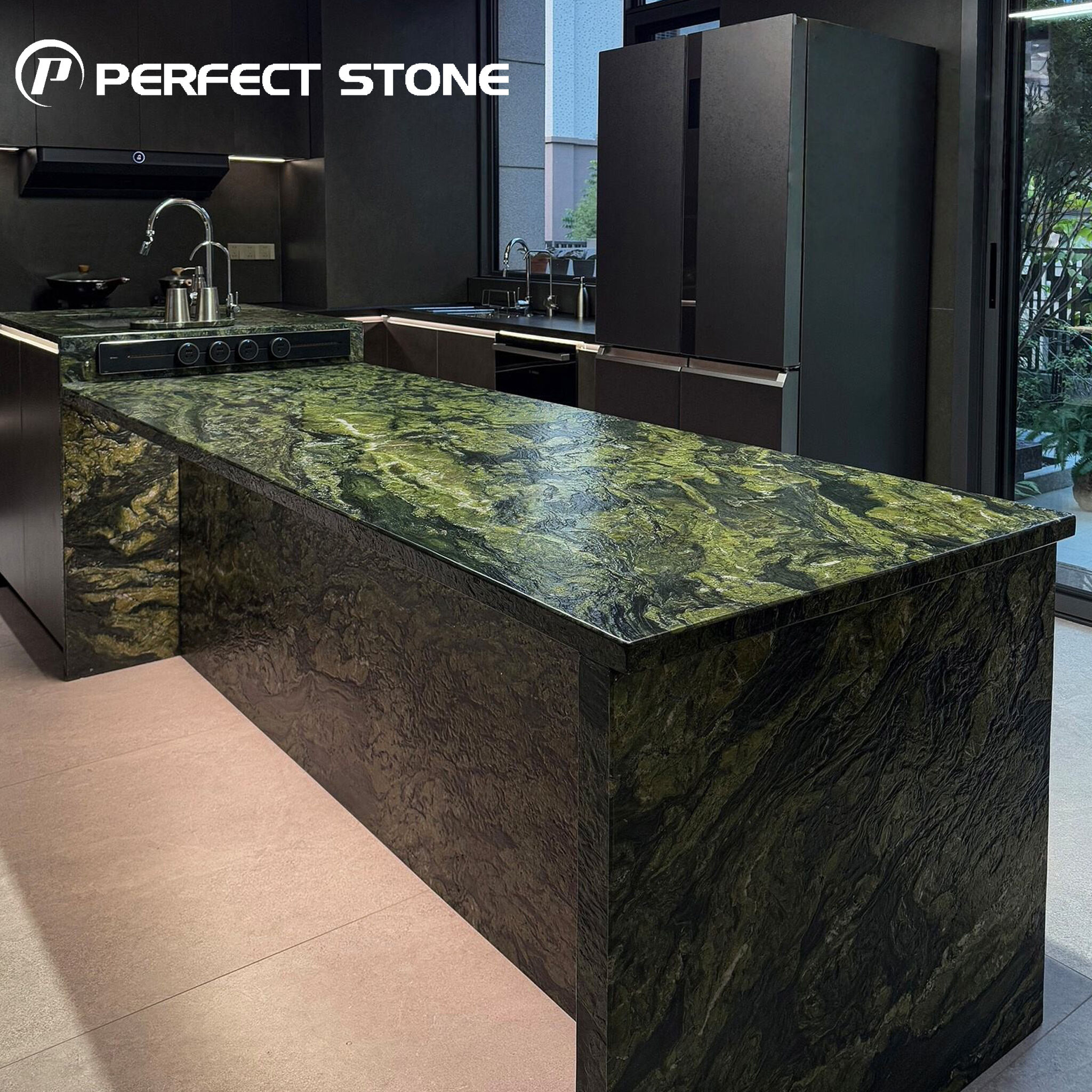 جزیره آشپزخانه از مرمر سبز تیره ساخته‌شده توسط دست‌سازان برند PerfectStone با سطح شستشوی سنگی یکپارچه و سفارشی برای آشپزخانه‌های مدرن و لوکس