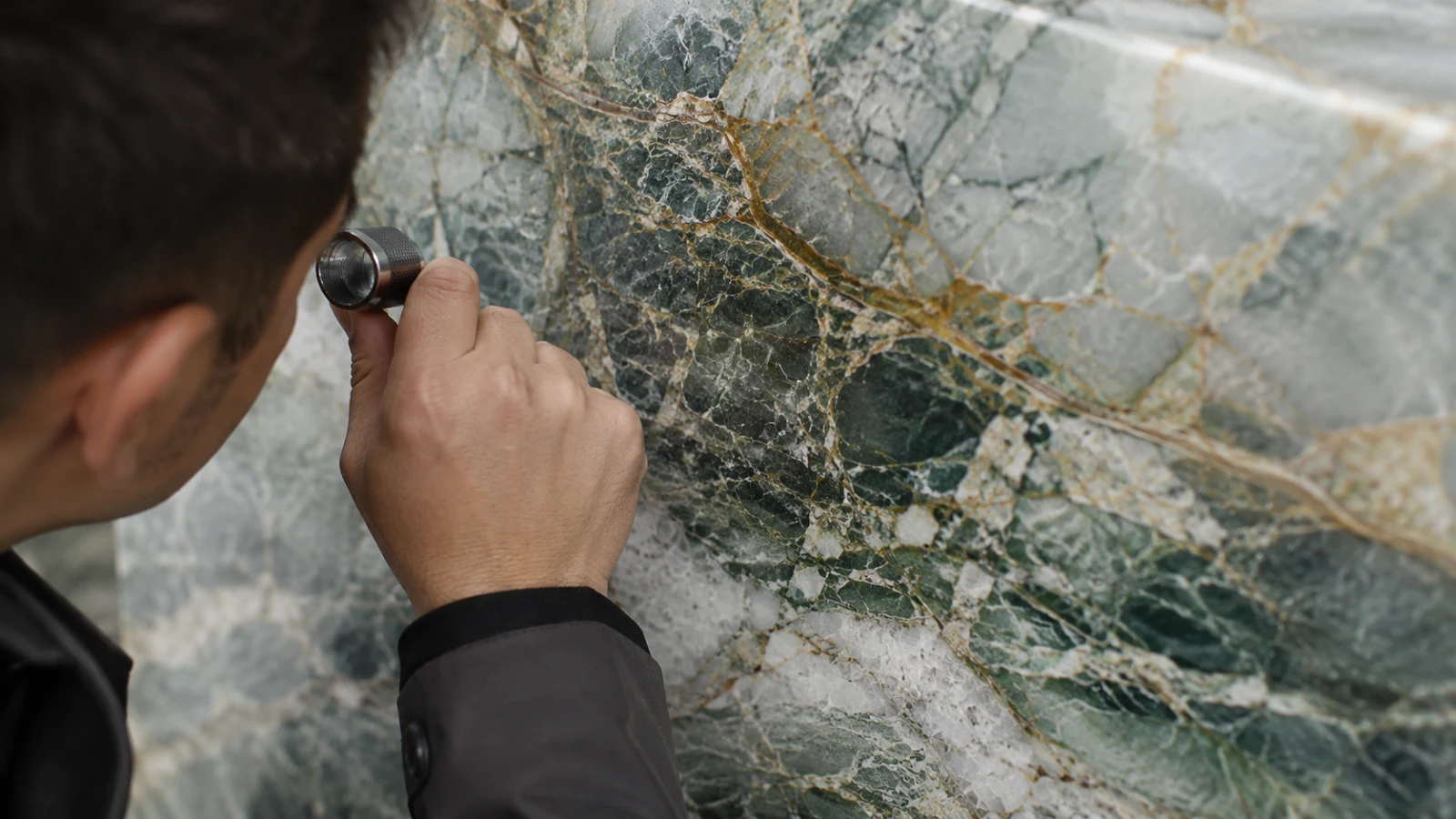 quartzite-slab-quality-inspection-close-up.webp