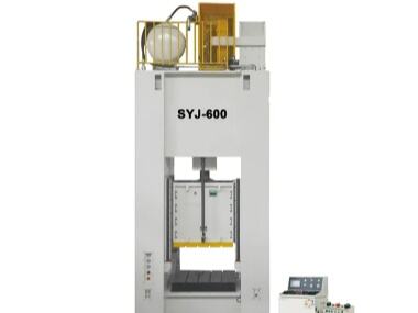 Améliorer l'efficacité du poinçonnage à l'aide d'alimentateurs et de robots