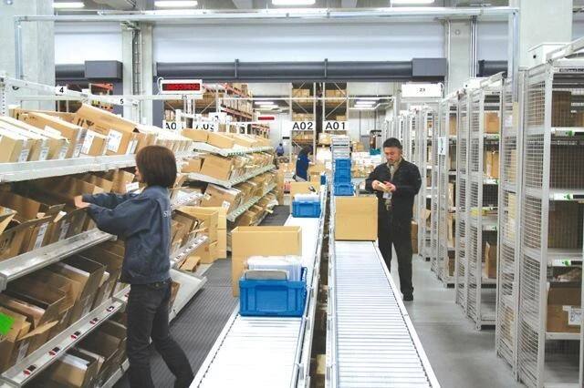 Préparation de commandes avec indicateurs lumineux contre lecture de codes-barres : quelle méthode est la plus adaptée aux entrepôts ?