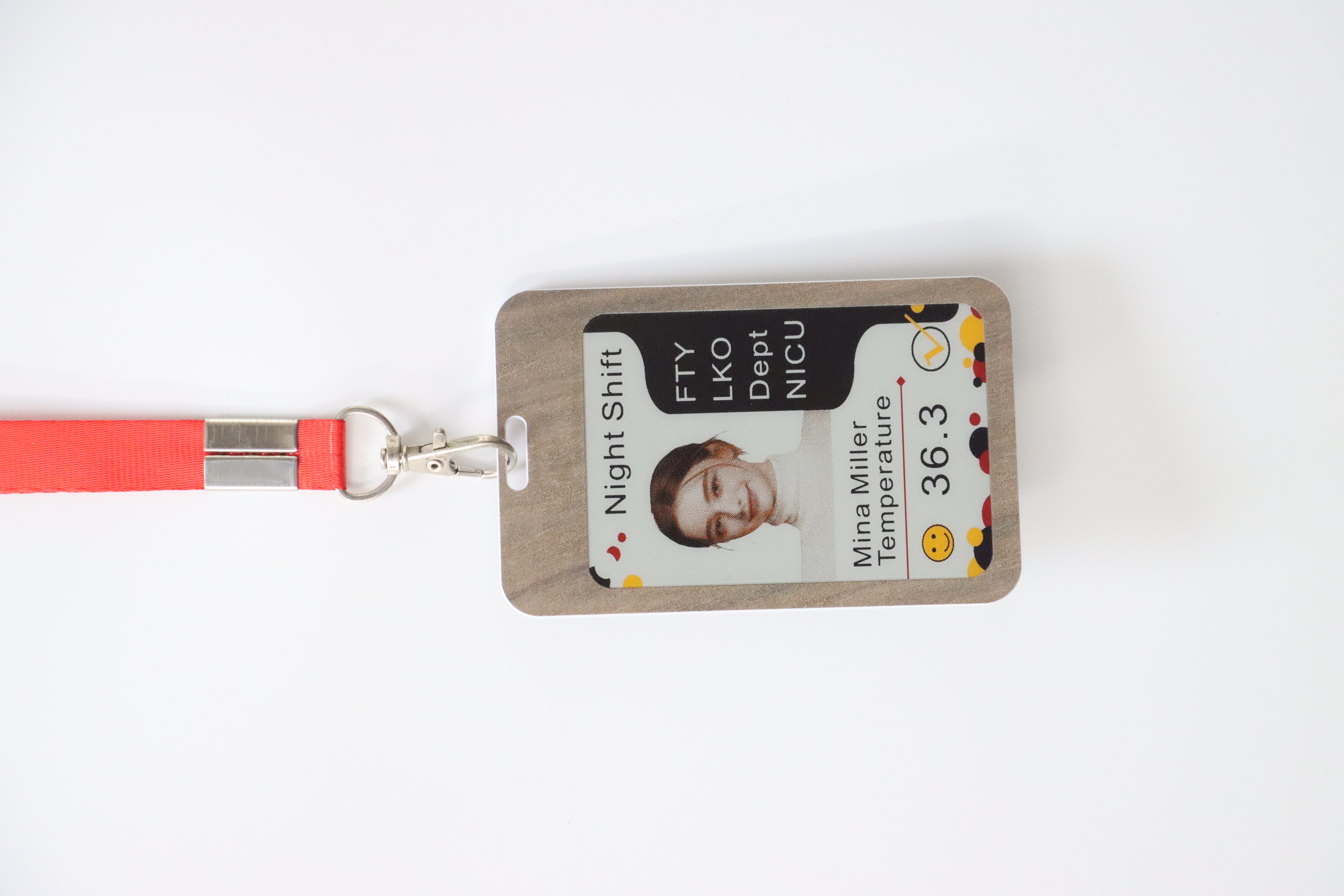 4-Inch 4-Color E-Ink Badge: A Smart ID with a Natural Wood Grain Touch
