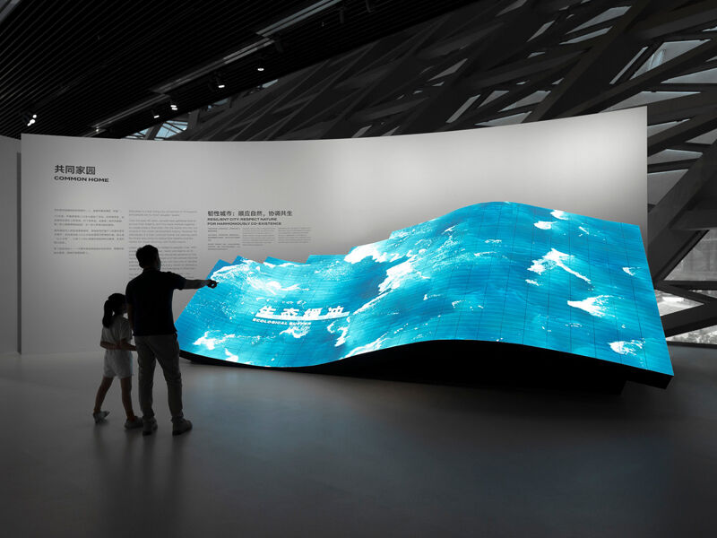 Jsou ultratenké LED displeje vhodnější pro vnitřní nebo venkovní použití?