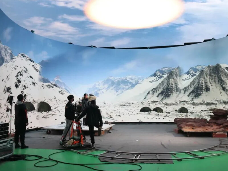 Flexible LED Screens: Enhancing Architectural Interiors by Adapting to Curved Spaces with Dynamic, Immersive Visuals