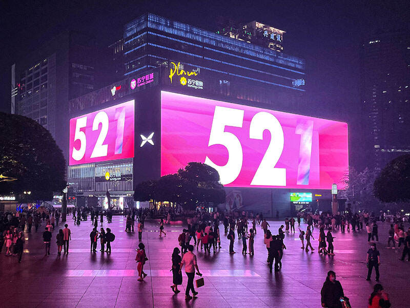 Outdoor LED Displays: Boosting Urban Business Districts with Dynamic Visuals & Community Appeal