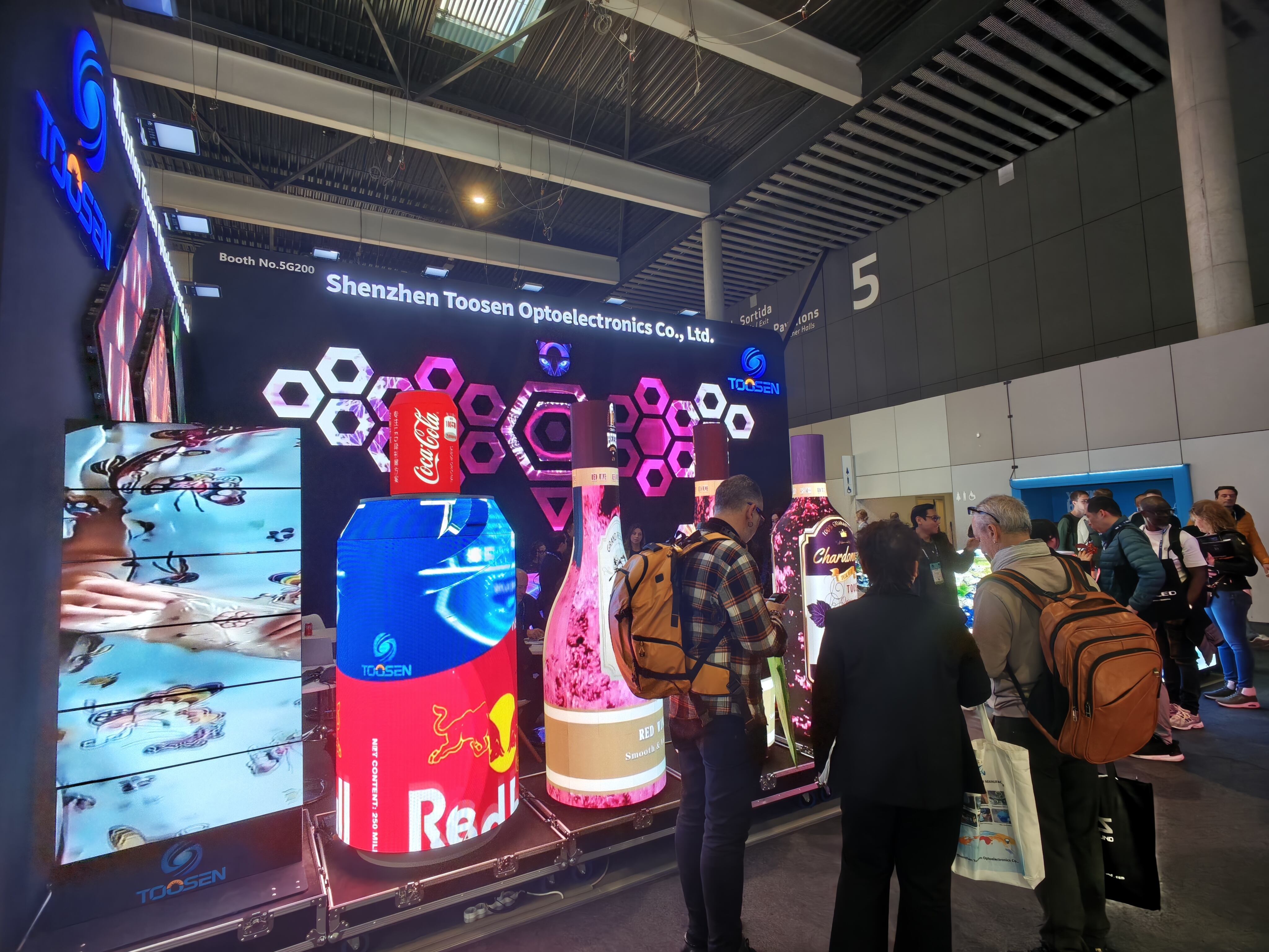 LED displej ve tvaru plechovky: Kreativní řešení digitálního značení pro značky nápojů