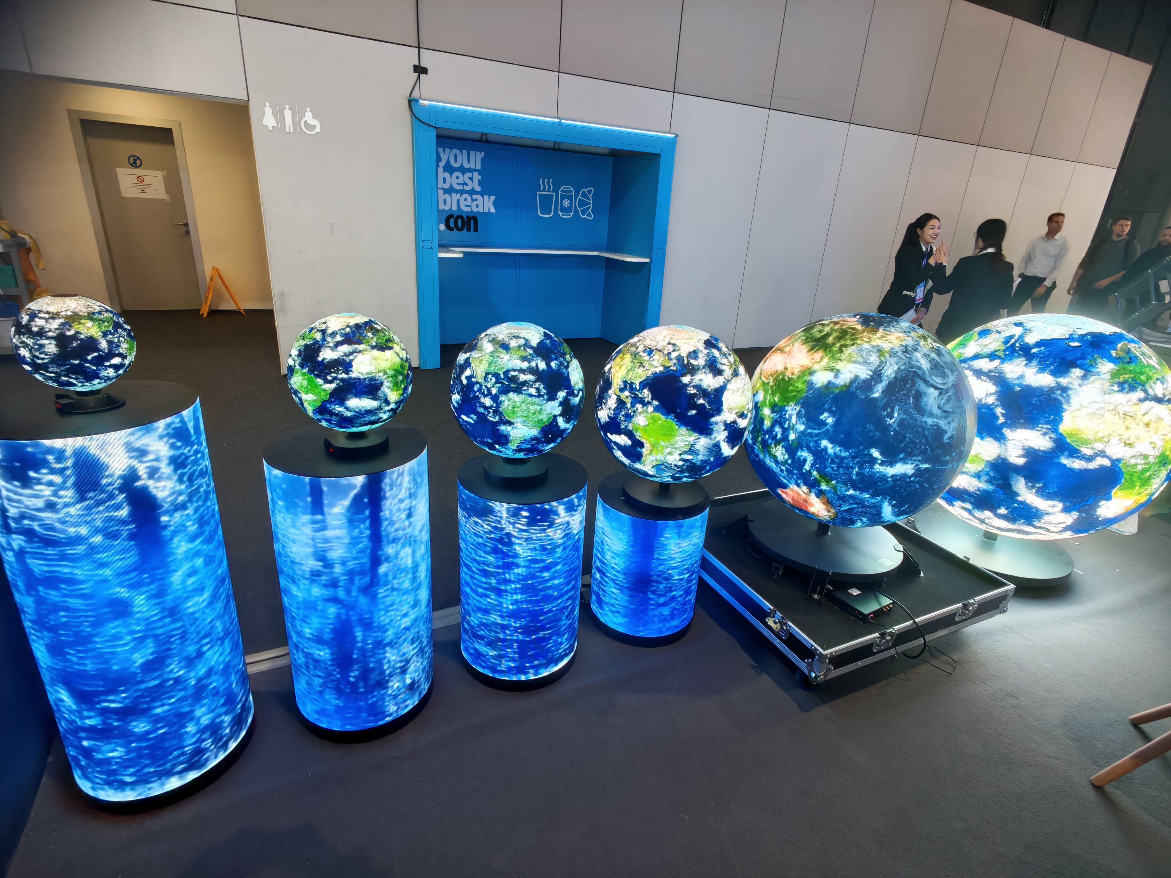 Cylindrical LED Screen Brings 360° Immersive Visuals