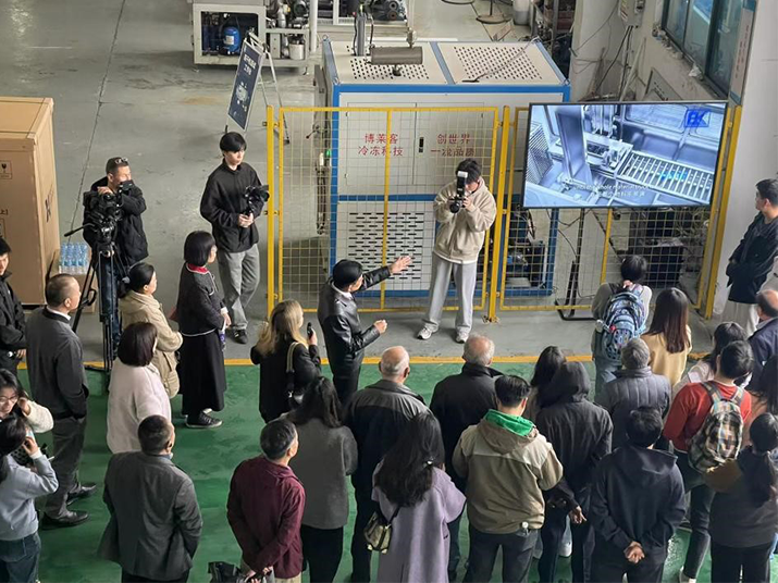 En gruppe på 20 medlemmer fra hele verden besøger vores fabrik den 5. november 2024.