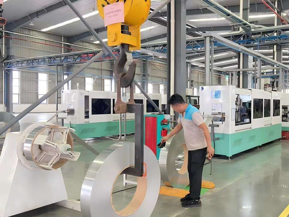 Automatische bewerkings- en vormgevingsmachine