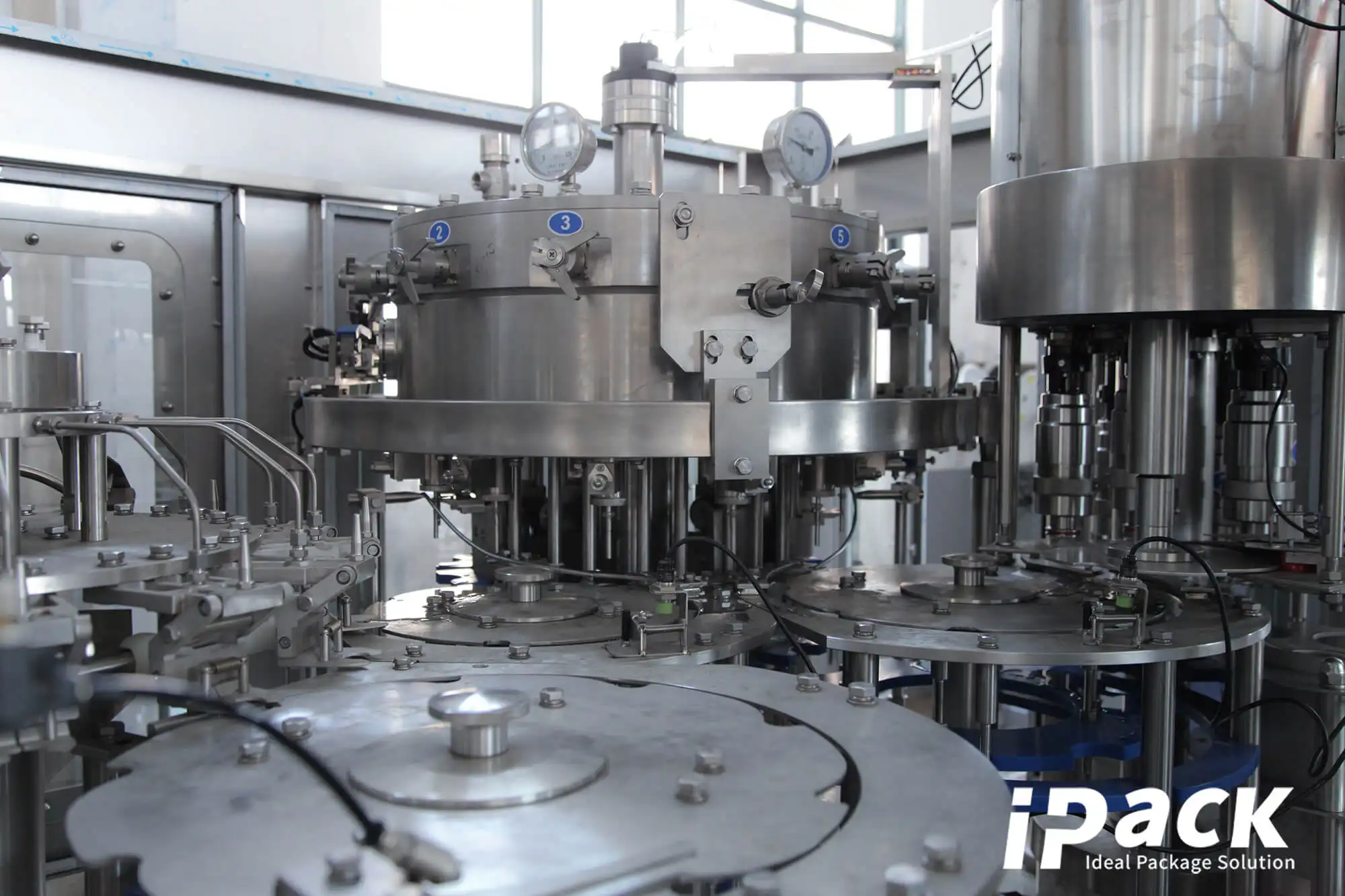 Macchina per il confezionamento di bevande fredde | Confezionamento ad alta efficienza per bevande non gassate