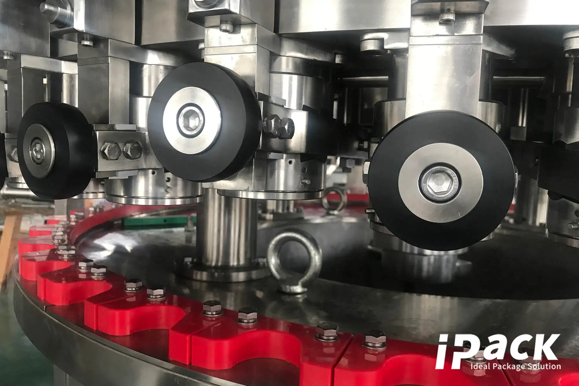 Analyse comparative : machines de remplissage de boîtes rotatives par rapport aux machines linéaires