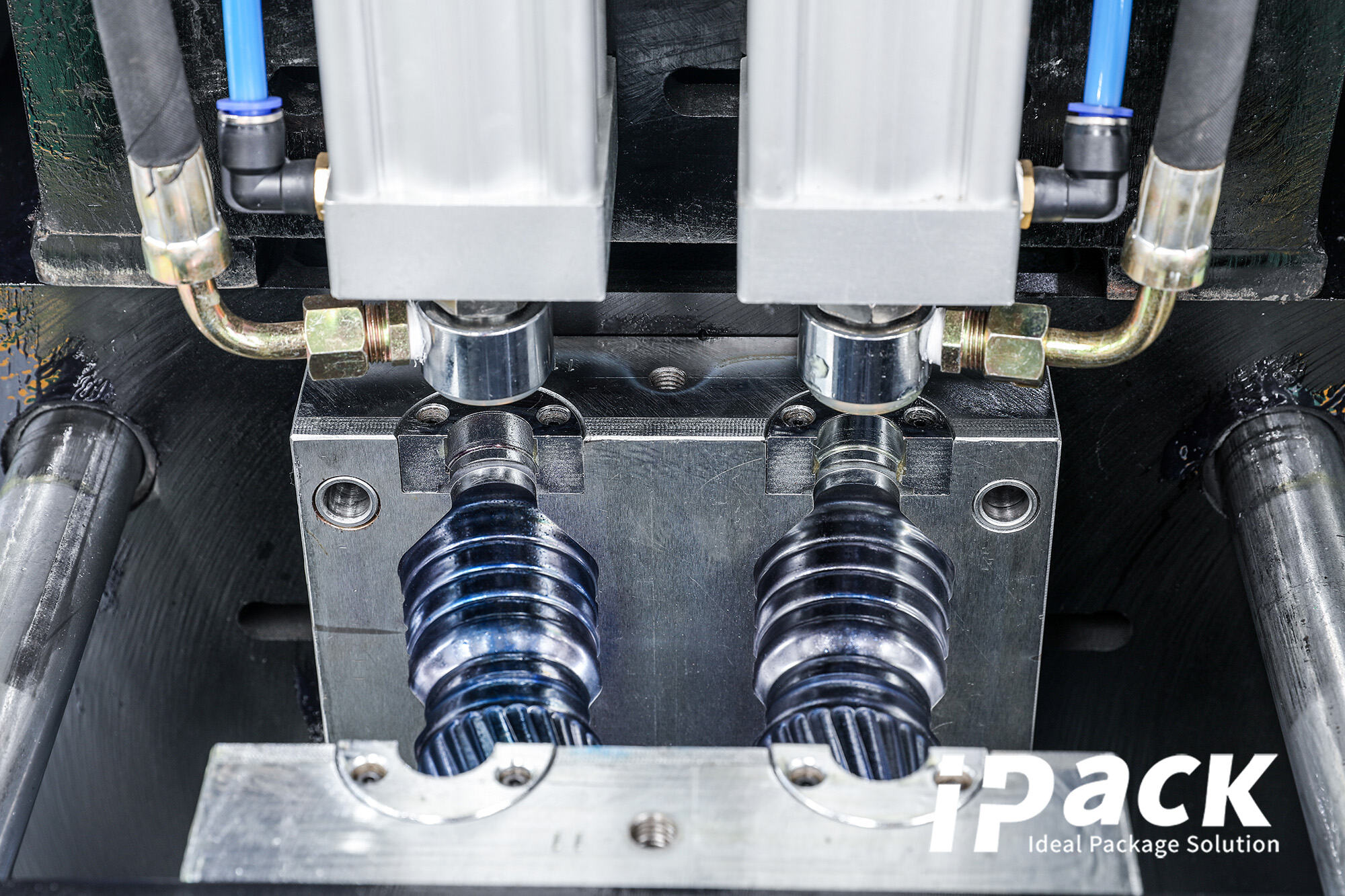 Машина за издухване на бутилки от полиестер: Широко използвана за опаковане на напитки, ядни масла и фармацевтични продукти в PET