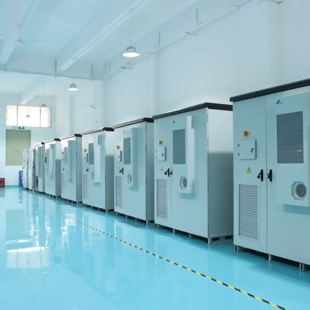 Potenzia le tue esigenze energetiche con il nostro Kit Solare Ibrido da 150 kW con Batteria