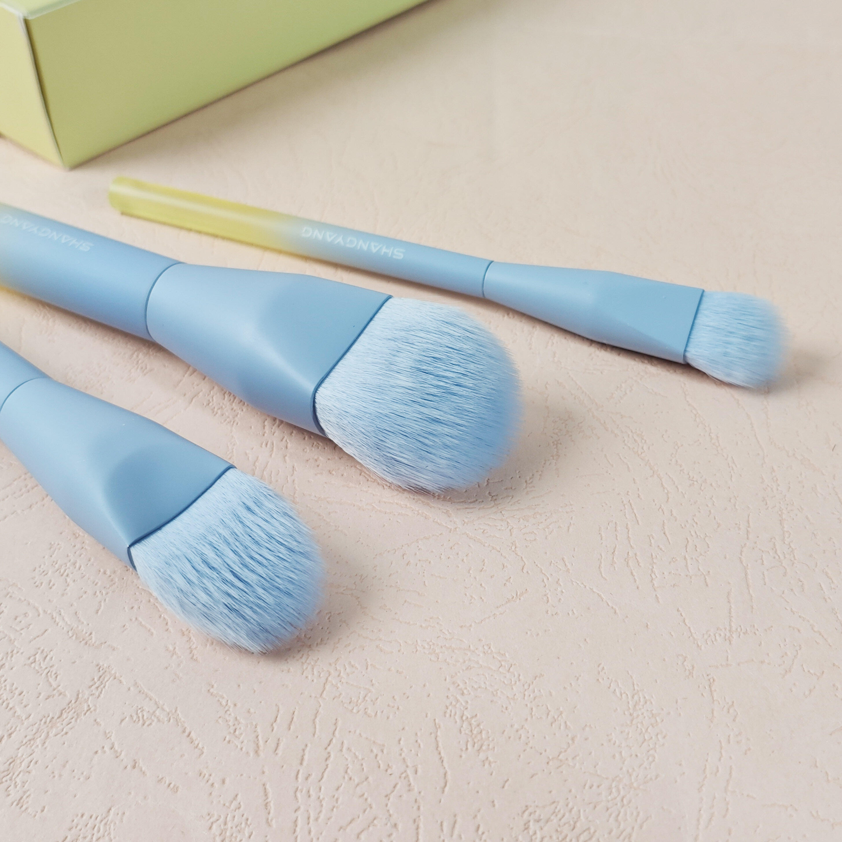 프로 메이크업 아티스트와 살롱을 위한 전문 아이 브러시가 필수적인 이유