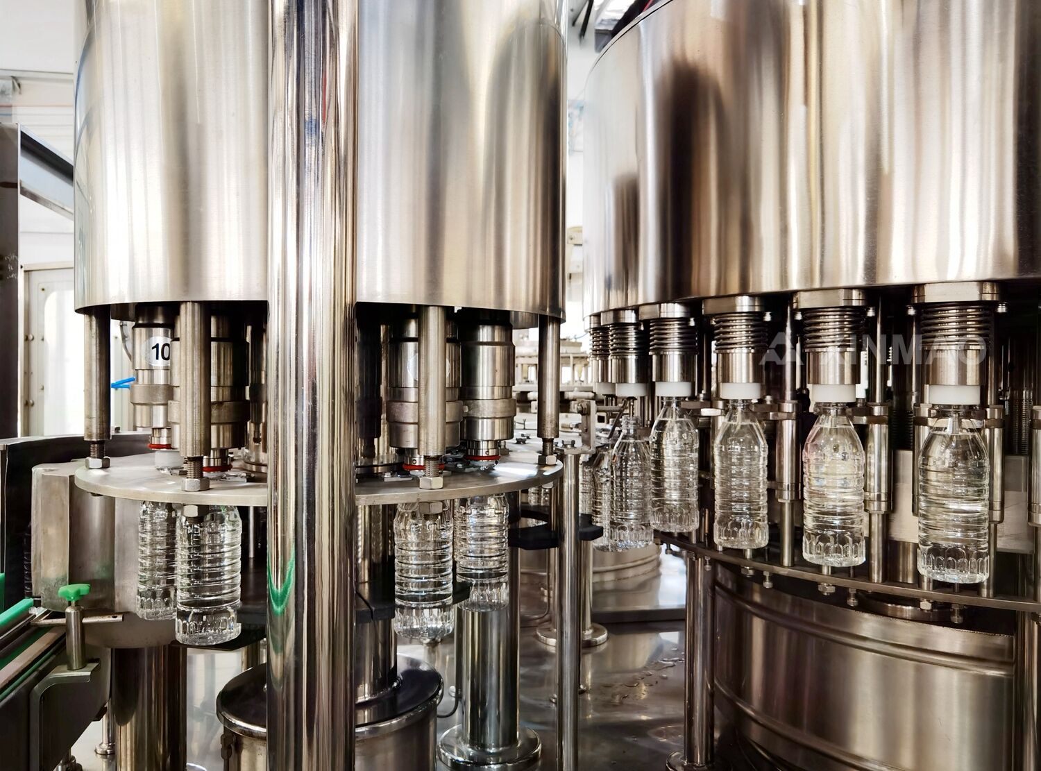 ماكينة مدمجة لتعبئة زجاجات المياه: مناسبة للمنشآت الصغيرة