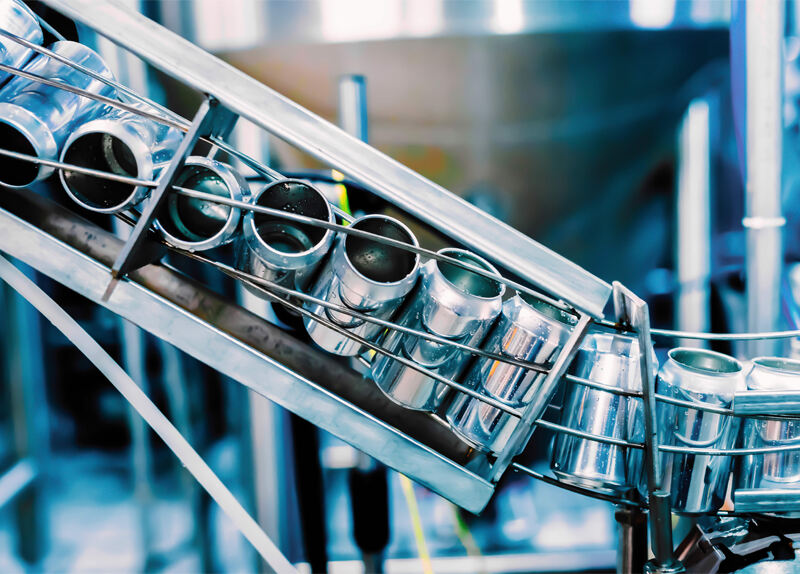 Macchina automatica per il riempimento di lattine per bevande gassate  