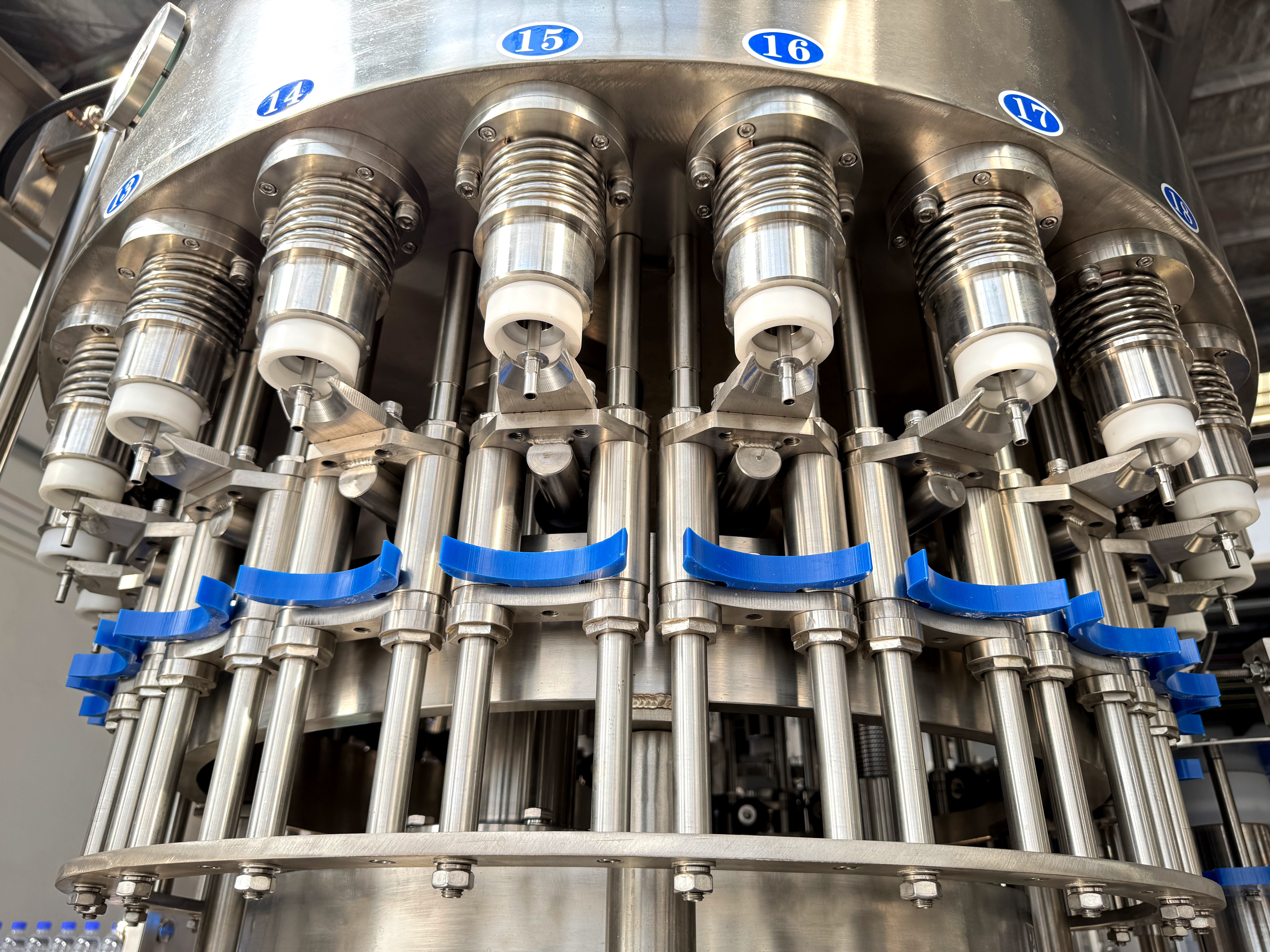 Come scegliere una macchina per il riempimento di bottiglie d’acqua purificata o minerale