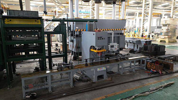 100-ton single-arm straightening machine workshop display