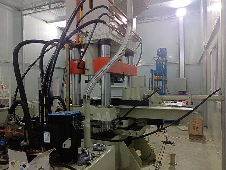 Automatic powder feeding device