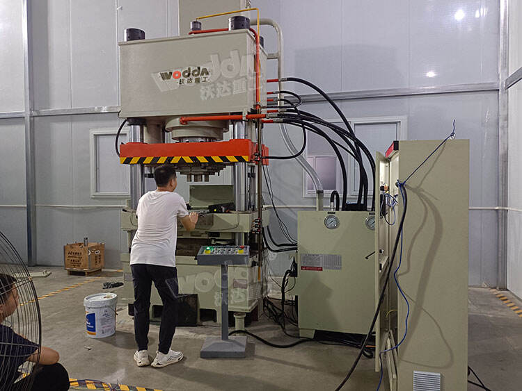 400-ton four-beam four-column hydraulic press commissioning in customer workshop