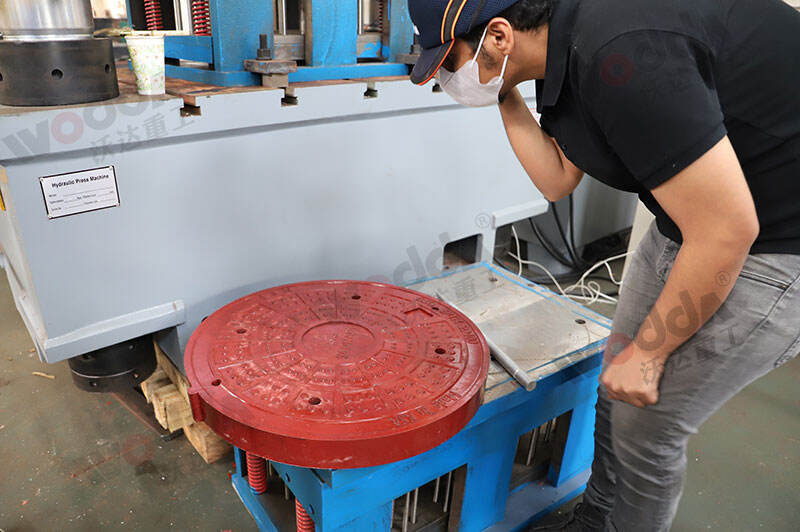 Composite resin manhole cover forming hydraulic press