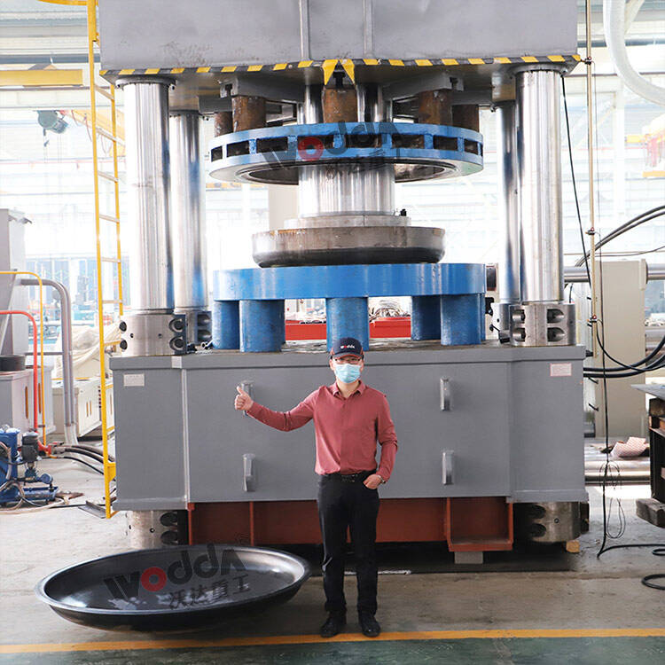 Customers come to test the hydraulic press