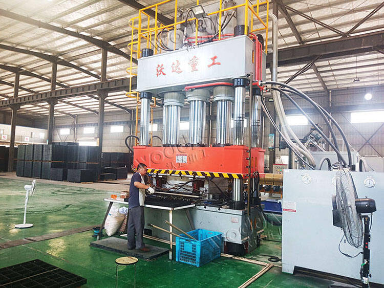 1000 tons of plastic building formwork forming hydraulic press customer processing site