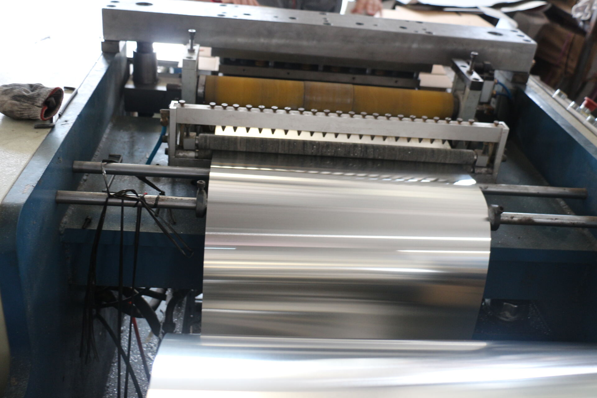 Halfautomatische machine voor aluminiumfoliezagen