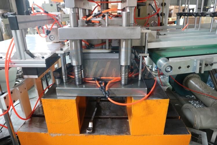 Maschine zur Herstellung von Einweg-Aluminiumfolien-Lebensmittelbehältern