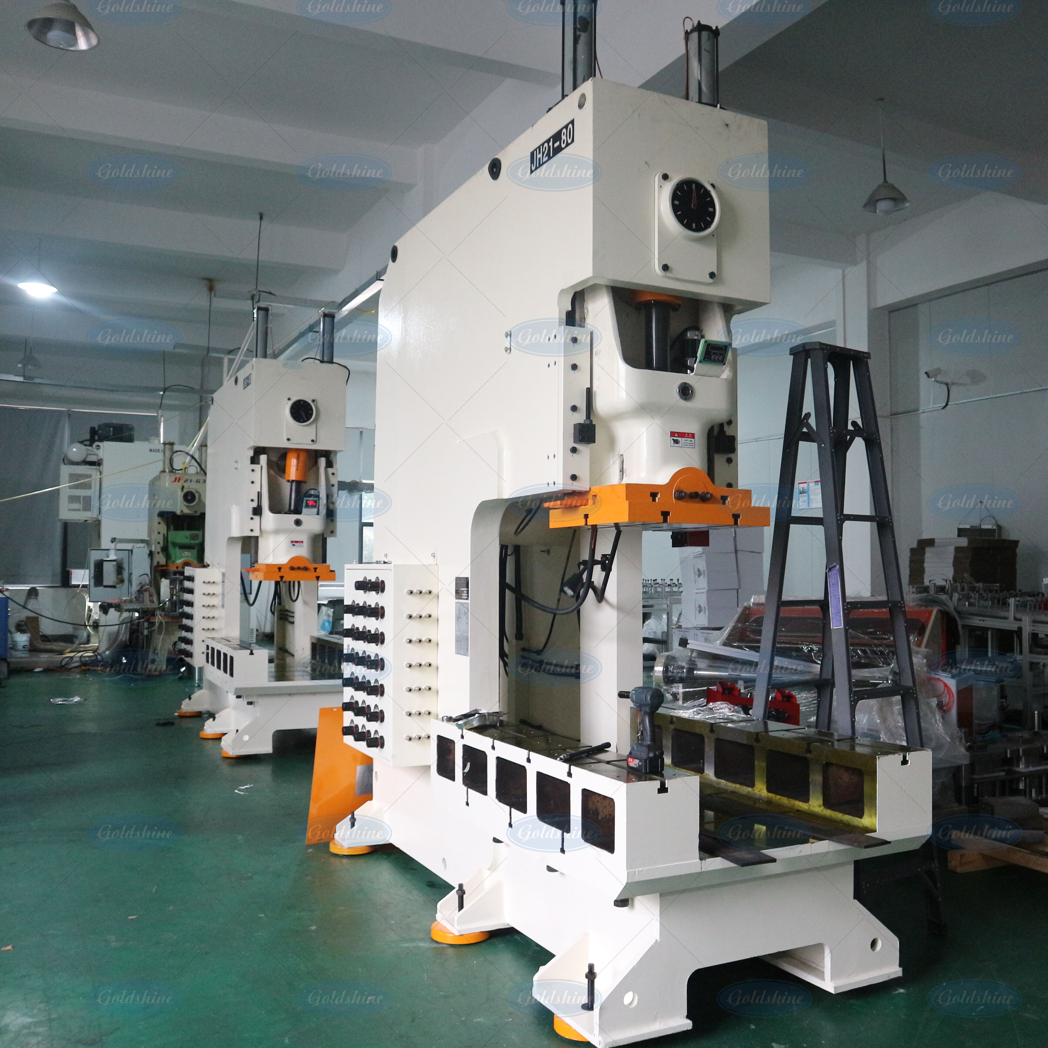 Hai dây chuyền sản xuất hộp cơm bằng giấy bạc nhôm mới đã được lắp đặt