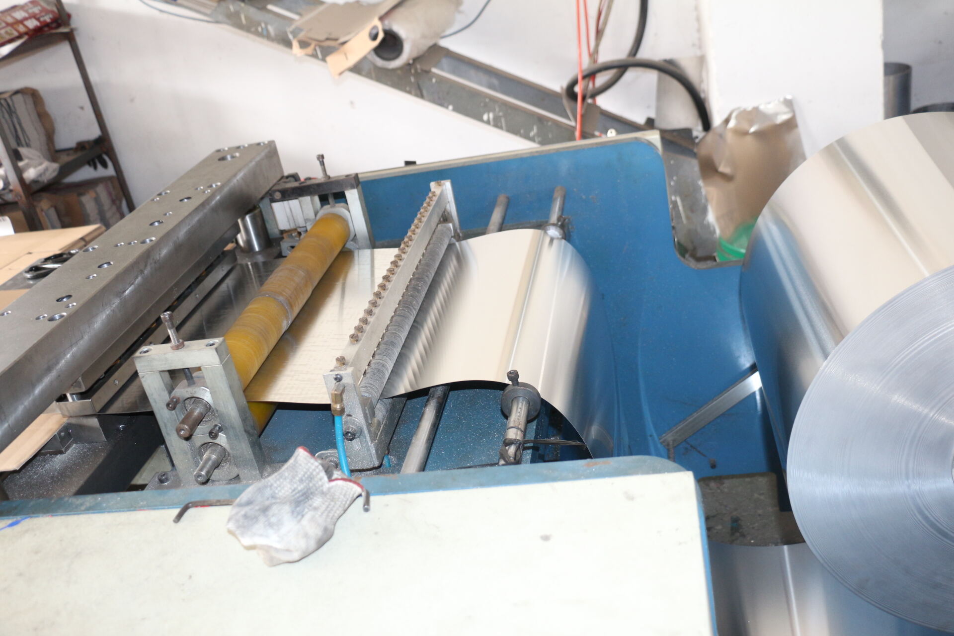 Halfautomatische machine voor aluminiumfoliezagen