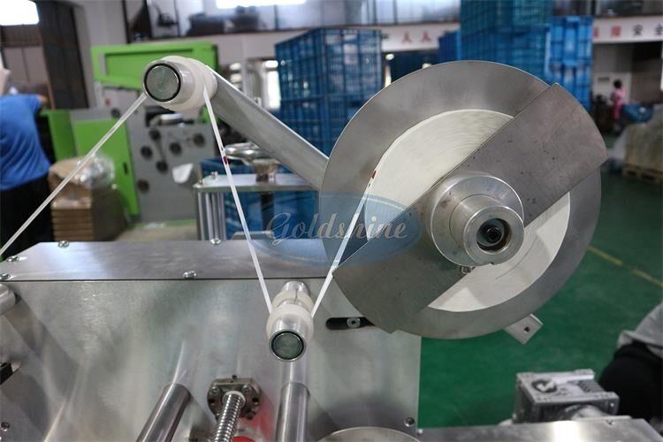 machine de refendage et de rembobinage de feuilles d'aluminium fabriquée en Chine avec machine d'étiquetage